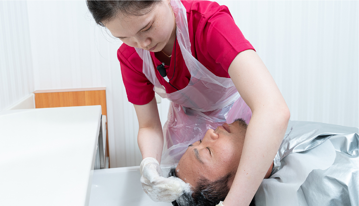 専任スタッフが翌日洗髪サービスを行う様子