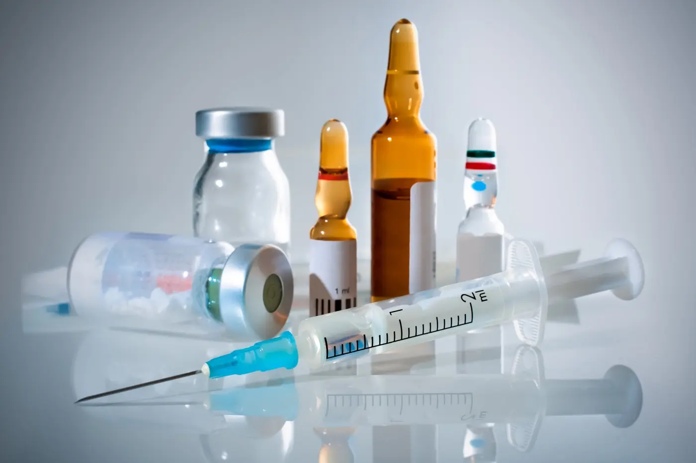 患者様に合わせた薬剤をブレンドする様子