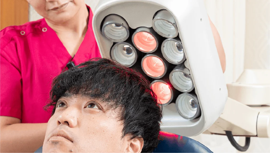 LED発毛光治療を照射する様子