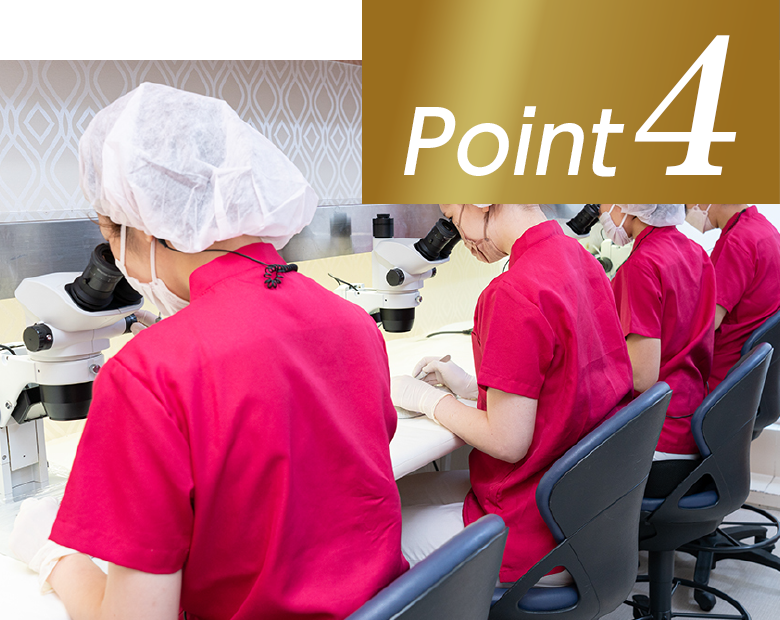 顕微鏡で株分け作業を行うスタッフとPoint 4