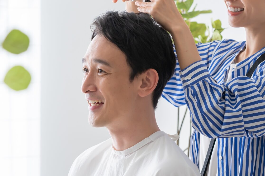 ヘアカットを受ける男性のイメージ